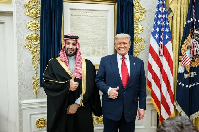 ایستادن دونالد ترامپ و محمد بن سلمان با ژست لایک در دفتر بیضی کاخ سفید با قاب بیانیه استقلال آمریکا در پس‌زمینه