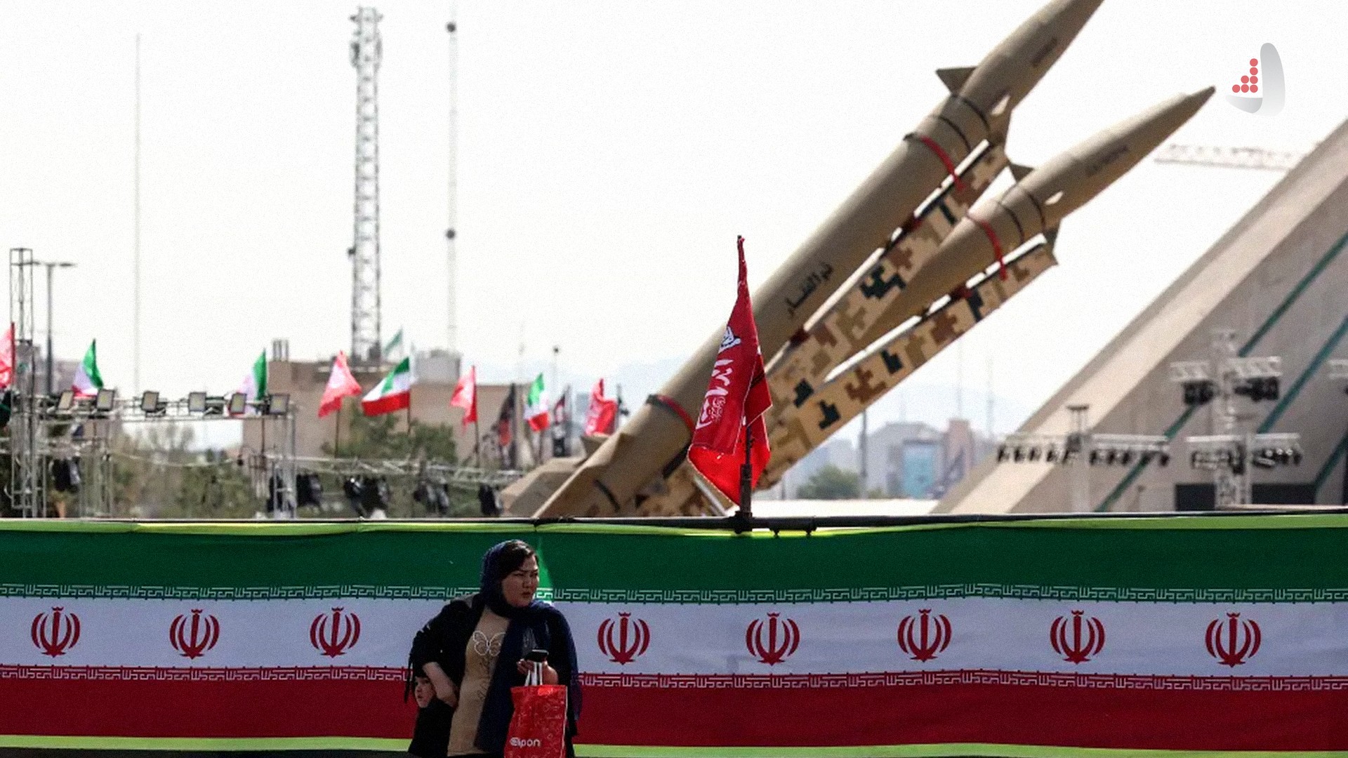 موشک‌های بالستیک ذوالفقار سپاه پاسداران در نمایشگاه نظامی تهران با بنر پرچم ایران و عبور عابران پیاده