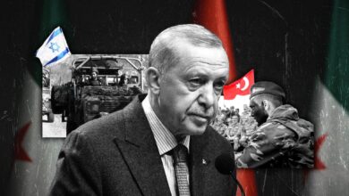 طرح گرافیکی کولاژ از رجب طیب اردوغان رئیس‌جمهور ترکیه با تصاویری از نیروهای نظامی و پرچم‌های اسرائیل، ترکیه و سوریه