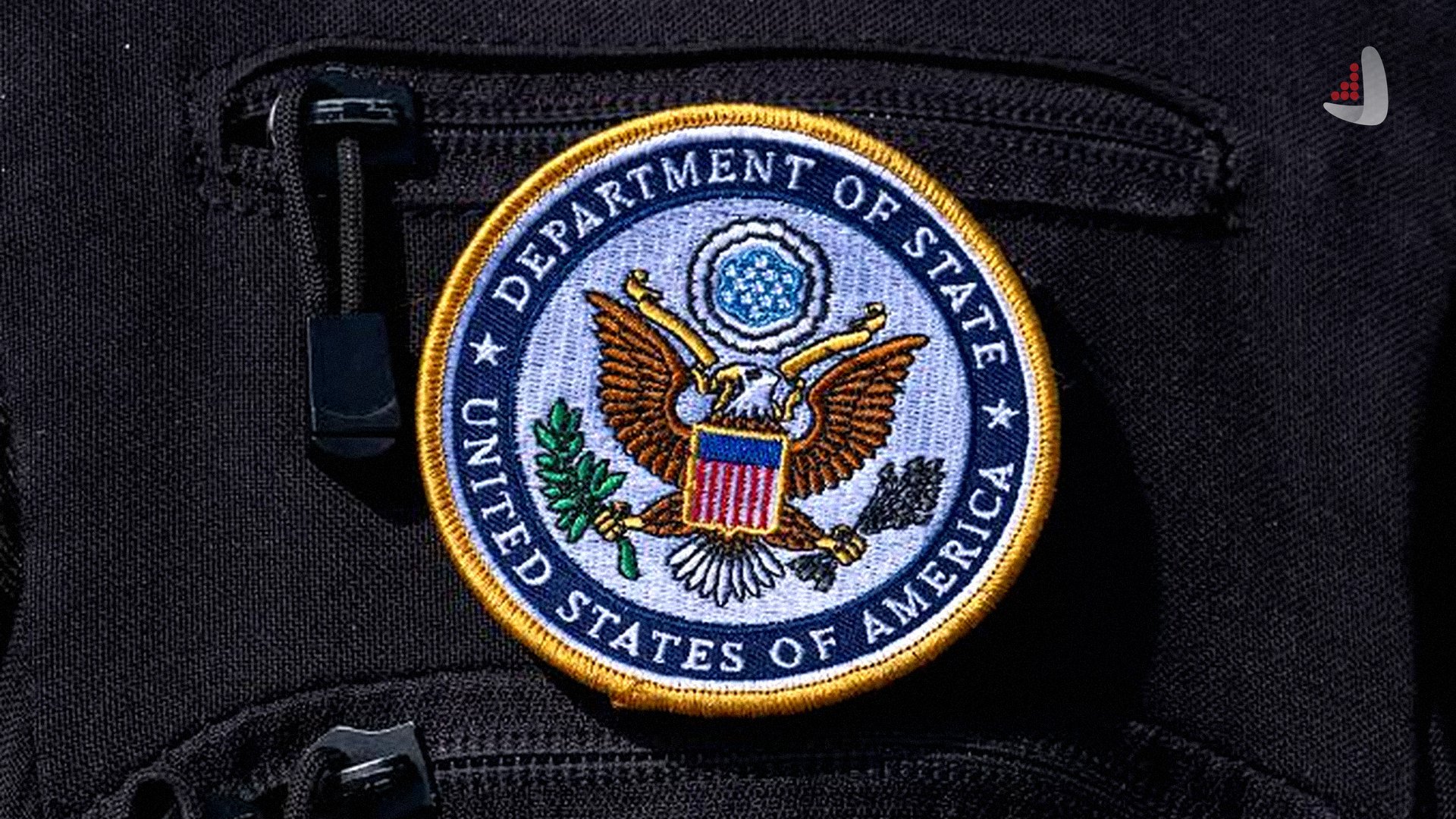 نشان و لوگوی گلدوزی شده وزارت امور خارجه ایالات متحده آمریکا روی لباس مشکی