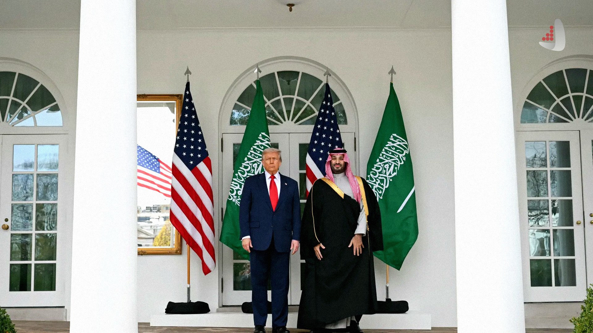 دونالد ترامپ رئیس‌جمهور آمریکا و محمد بن سلمان ولیعهد عربستان سعودی در حاشیه امضای توافق‌نامه استراتژیک در محوطه کاخ سفید