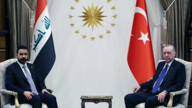 محمد شیاع السودانی نخست وزیر عراق و رجب طیب اردوغان رئیس جمهور ترکیه روی صندلی‌های مجلل در کنار پرچم‌های عراق و ترکیه و نشان ریاست جمهوری ترکیه