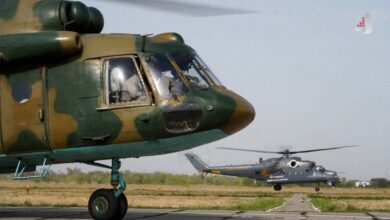 دو بالگرد نظامی در یک پایگاه هوایی