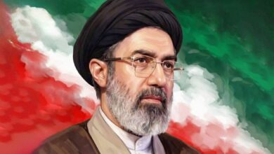 پرتره رهبر ایران در برابر رنگ های پرچم جمهوری اسلامی