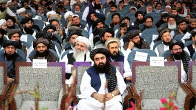 جمعی از اعضای طالبان در سالن یک نشست رسمی