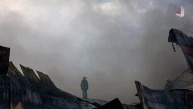 اتش نشان روی سقف تخریب شده