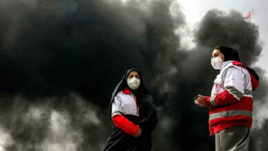 نیروهای امدادی هلال احمر در برابر دود سیاه