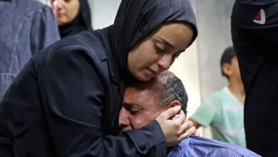 زن فلسطینی در حال دلداری دادن به مردی گریان