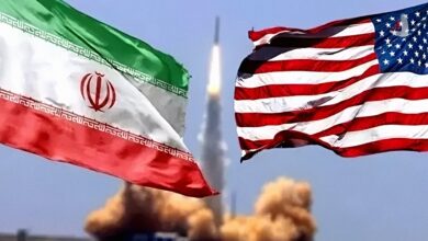 پرچم های ایران و امریکا در دو طرف تصویر با صحنه پرتاب موشک در پس زمینه