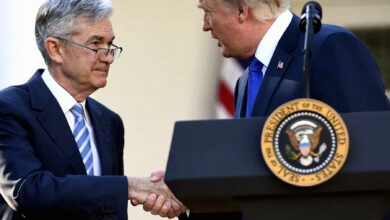 دونالد ترامپ در حال دست دادن با جروم پاول
