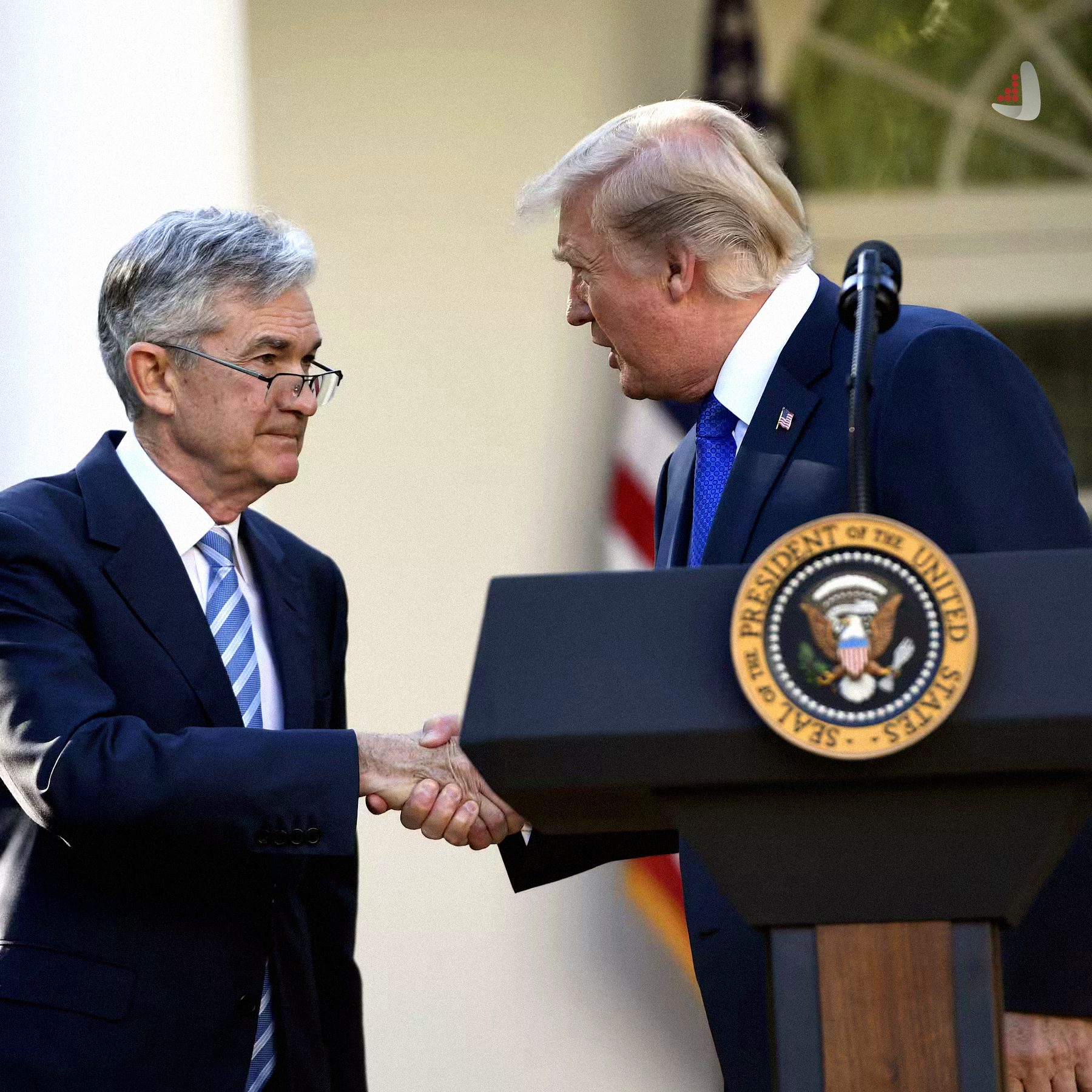 دونالد ترامپ در حال دست دادن با جروم پاول