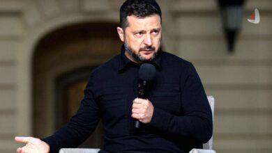 ولودیمیر زلنسکی در حال سخنرانی با میکروفون