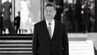 پرتره سیاه و سفید شی جین پینگ رئیس جمهور چین در مقابل پلکان