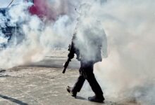 نیروی مسلح در میان حجم زیادی از دود و گاز