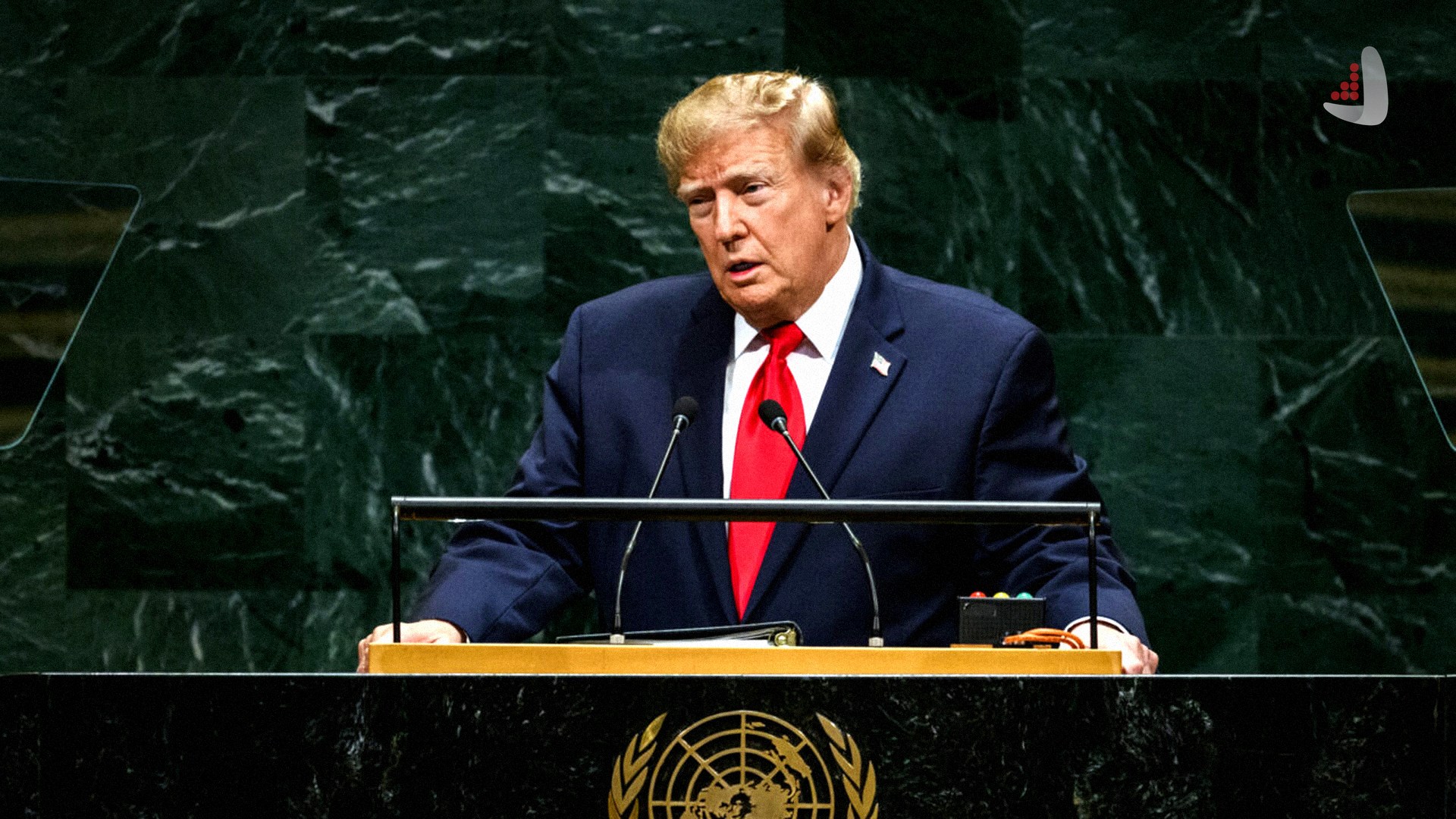پرتره دونالد ترامپ پشت تریبون _ اطلس دیپلماسی