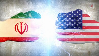 تصویر مفهومی از رویارویی ایران و امریکا با پرچم دو کشور