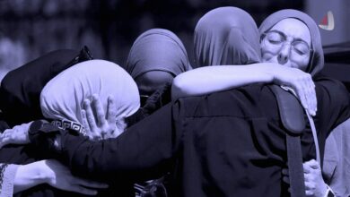گروهی از زنان در حال در اغوش گرفتن یکدیگر