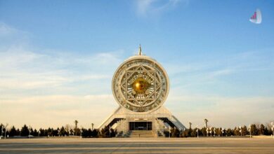 نمایی از یک بنای بزرگ و نمادین در ترکمنستان