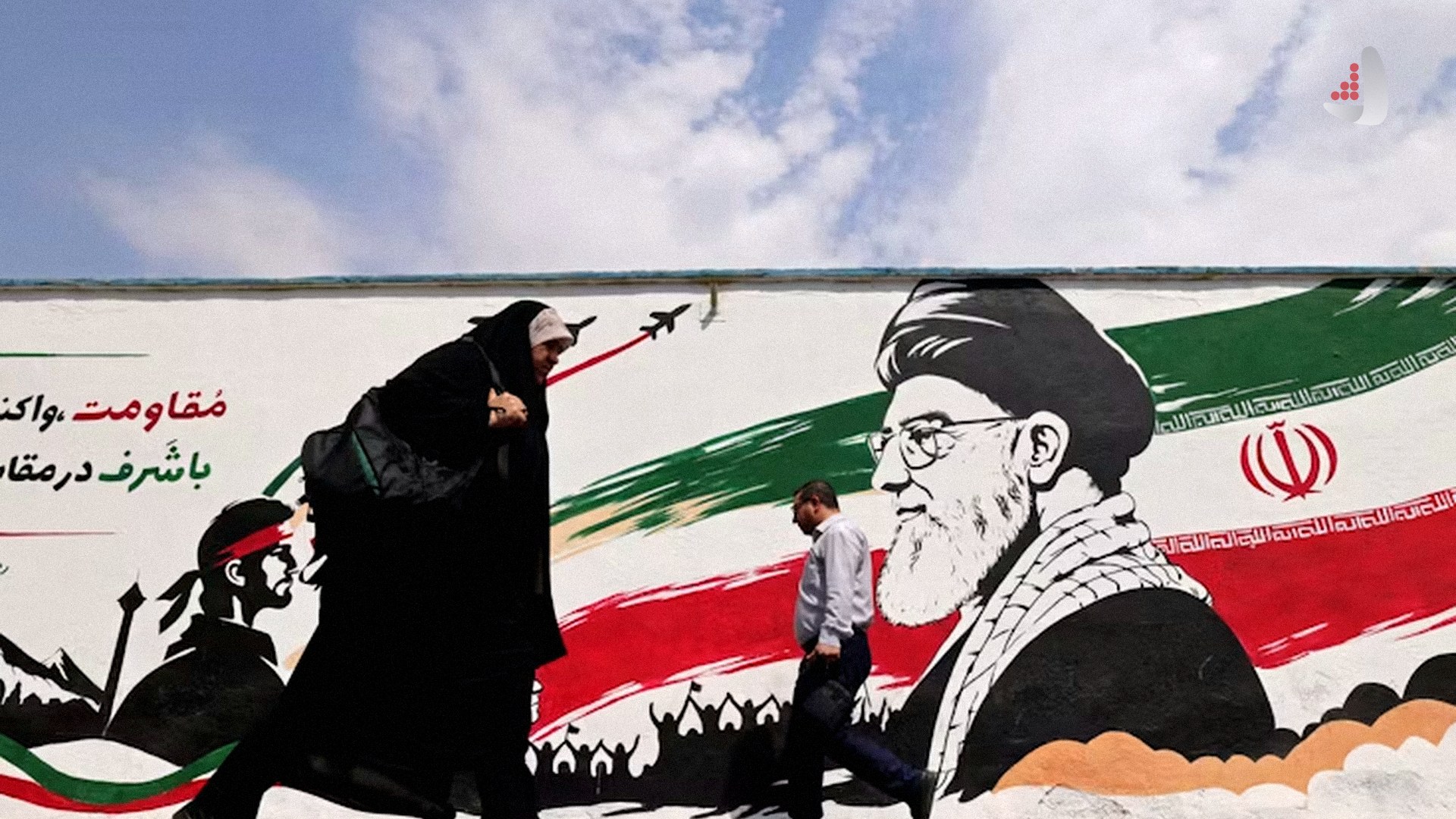 عابران در مقابل دیوارنگاره ای با پرچم ایران در تهران