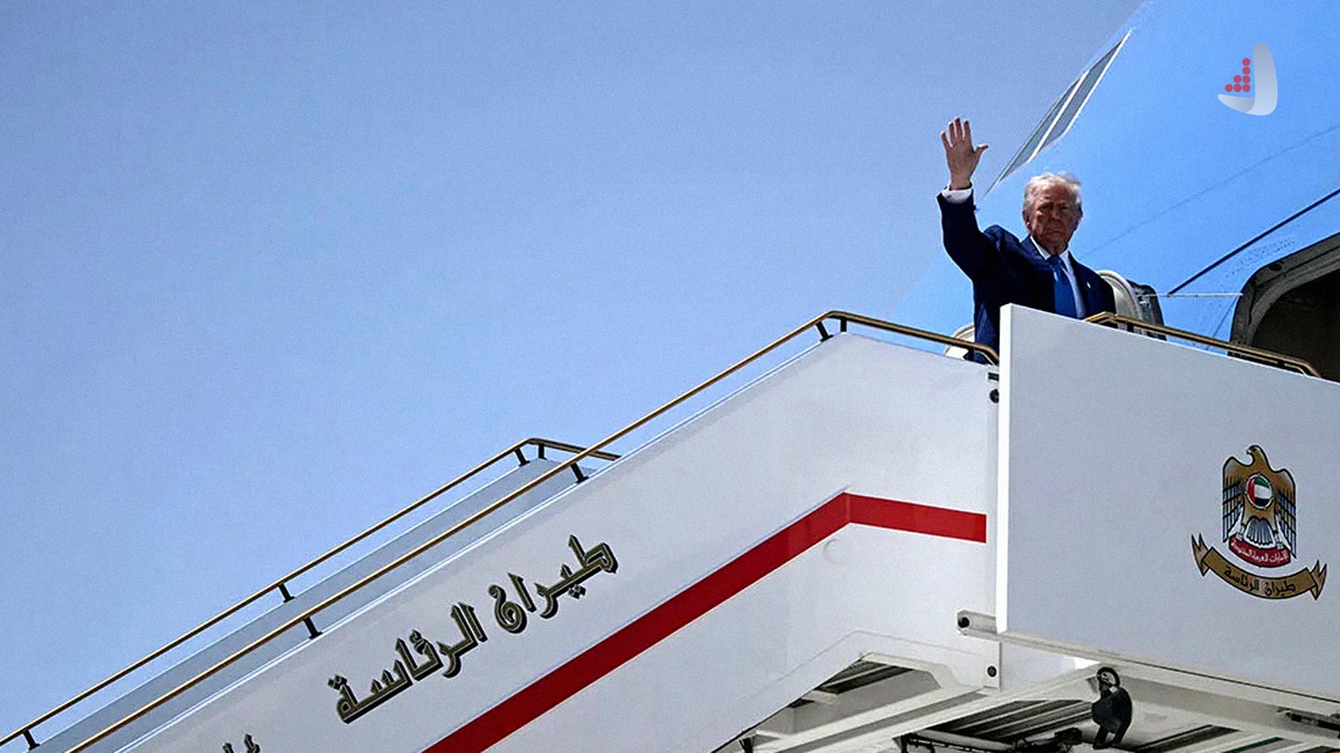 دونالد ترامپ هنگام خروج از هواپیما در یک سفر خارجی