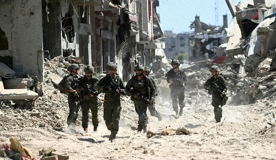 سربازان مسلح اسرائیلی در حال گشت زنی در میان خرده سنگ ها و اوار نوار غزه