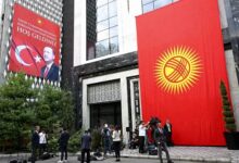 پرچم قرقیزستان و بنر استقبال از رئیس جمهور ترکیه