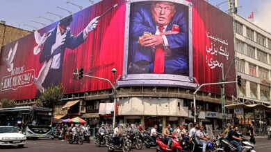 تابلوی تبلیغاتی بزرگ در خیابانی در تهران با تصویری انتقادی از دونالد ترامپ