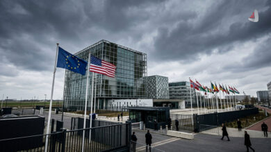 نمای بیرونی ساختمان دیوان کیفری بین المللی (ICC) در لاهه با پرچم های اتحادیه اروپا و امریکا