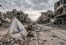 پرچم سفید با طرح کبوتر صلح در میان ویرانه های جنگ در غزه