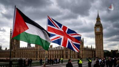 پرچم های فلسطین و بریتانیا در مقابل ساختمان پارلمان بریتانیا و برج بیگ بن