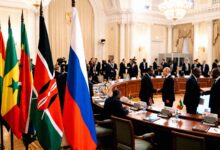 دست دادن ولادیمیر پوتین با یک مقام افریقایی در نشست مشترک با حضور پرچم های روسیه و کشورهای افریقایی