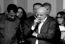 لولا دا سیلوا در میان همراهان در تصویری سیاه وسپید