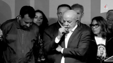 لولا دا سیلوا در میان همراهان در تصویری سیاه وسپید