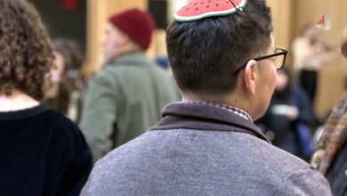 شرکت کننده در همایش با عرق چین (کیپا) طرح هندوانه به نشانه همبستگی با فلسطین