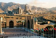 تصویر گرافیکی میدان ریگستان سمرقند با پرچم کشورها و کارخانه صنعتی در پس زمینه