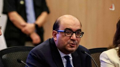 سامی ابوشحاده در حال سخنرانی در یک جلسه رسمی یا پارلمانی