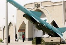 موشک پدافندی HQ-2 بر روی پرتابگر در مقابل ورودی یک مجموعه رسمی در ایران