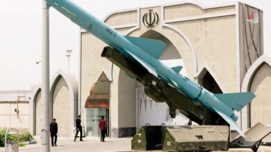 موشک پدافندی HQ-2 بر روی پرتابگر در مقابل ورودی یک مجموعه رسمی در ایران