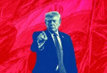 تصویرسازی از دونالد ترامپ در کنار پرچم ایران؛ ترکیبی از تصاویر عطاء کناره از خبرگزاری فرانسه و کوین دیتش از گتی ایمیجز