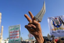 برافراشتن خنجر سنتی جنبیه و علامت پیروزی در تجمع حامیان انصارالله در صنعا