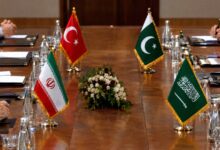 نشست دیپلماتیک با حضور پرچم های ایران، ترکیه، پاکستان و عربستان سعودی روی میز مذاکره