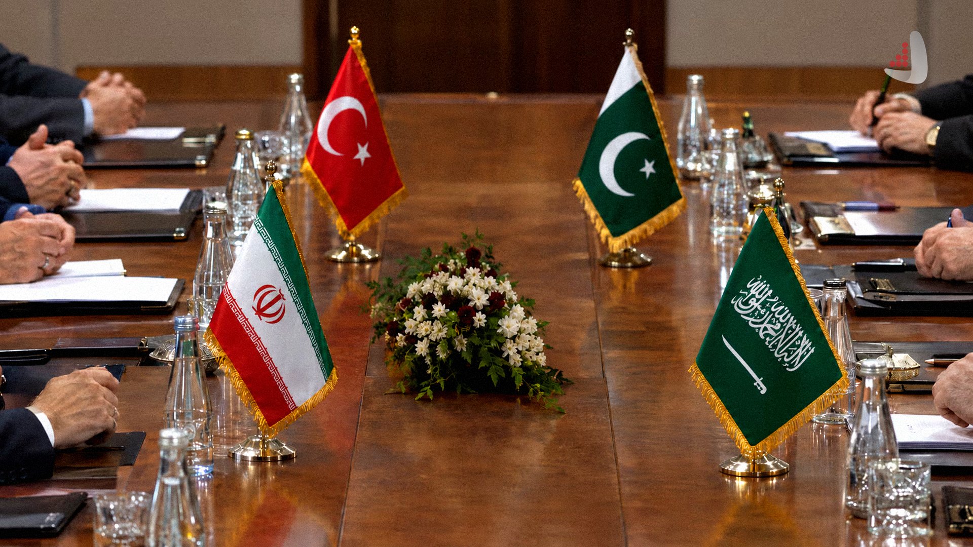 نشست دیپلماتیک با حضور پرچم های ایران، ترکیه، پاکستان و عربستان سعودی روی میز مذاکره