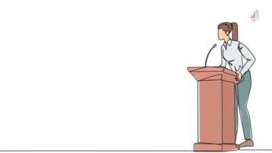 تصویر گرافیکی زنی در حال سخنرانی پشت تریبون