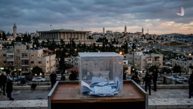 صندوق پلاستیکی رای در مقابل چشم انداز شهر بیت المقدس
