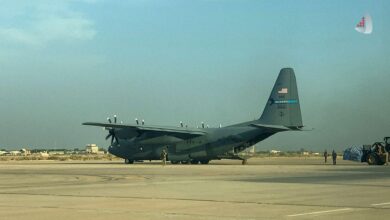 هواپیمای ترابری نظامی C-130 هرکولس در باند پایگاه هوایی