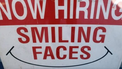 تابلوی اگهی استخدام با نوشته Now Hiring Smiling Faces