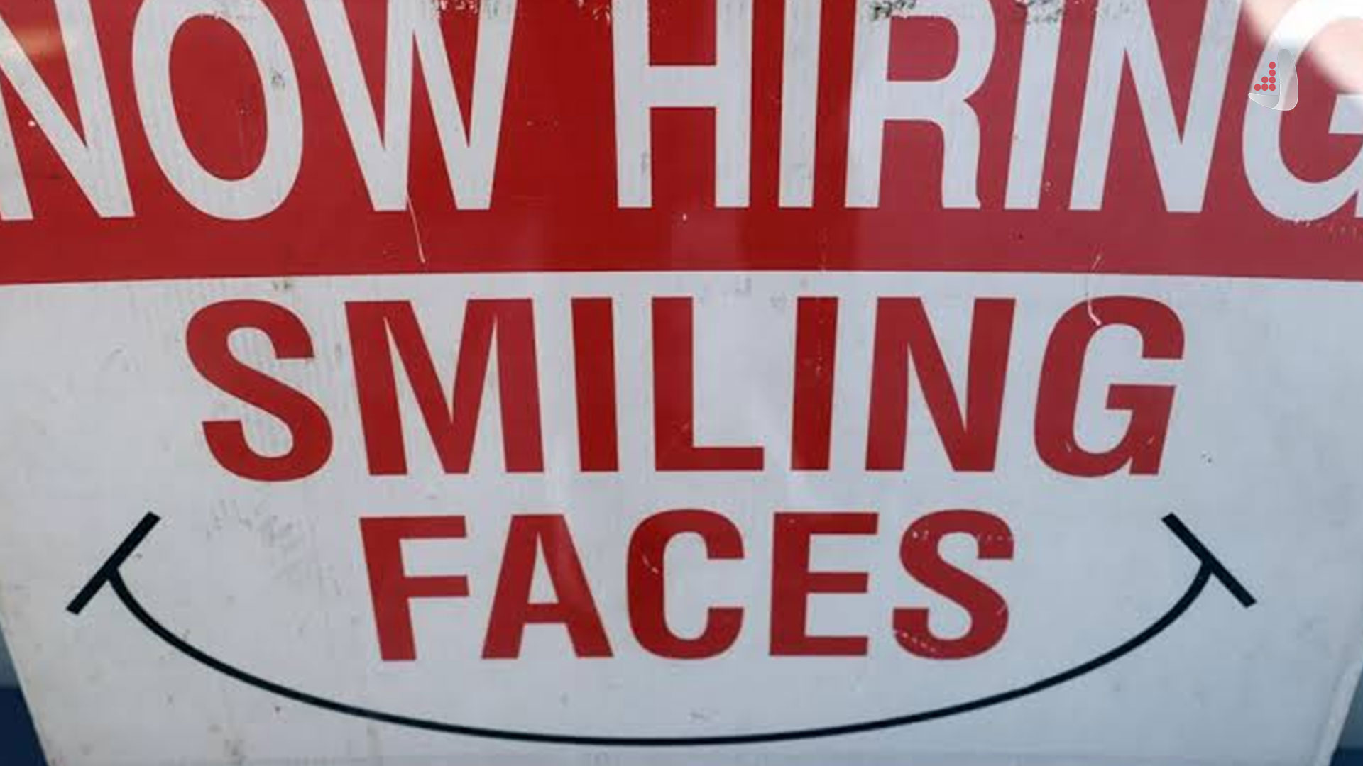 تابلوی اگهی استخدام با نوشته Now Hiring Smiling Faces