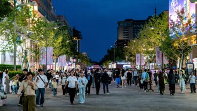 پیاده راه شلوغ تجاری Wangfujing در پکن در هنگام شب